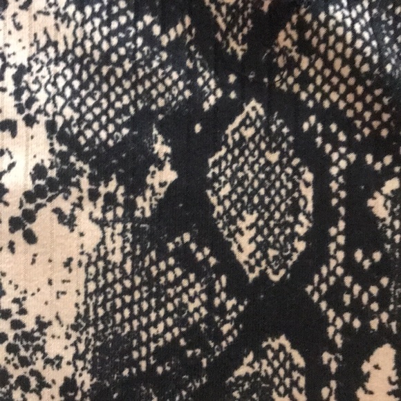 snake print and black lace cami 🐍 - Picture 5 of 5